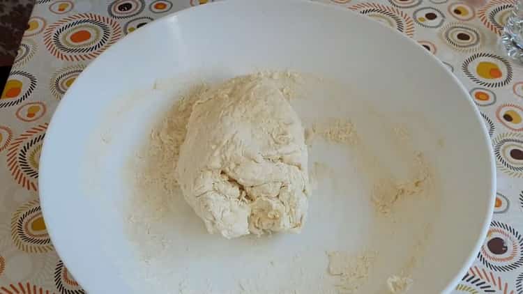 Pentru gătit manti într-un aragaz lent, frământați aluatul pentru un cuplu