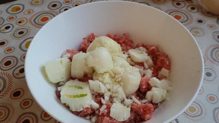 Pentru a găti manta într-un aragaz lent pentru un cuplu, pregătiți tocatul