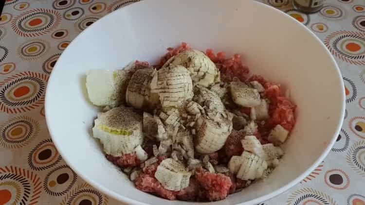 Pentru a găti manta într-un aragaz lent, amestecați ingredientele