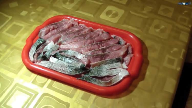 Pentru a găti pește murat, tăiați peștele