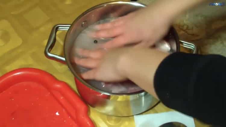 Pentru a pregăti pește murat, umpleți peștele cu apă clocotită