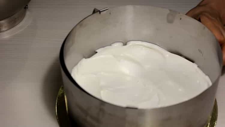 Pentru a face un tort cu miere cu smântână, faceți o prăjitură