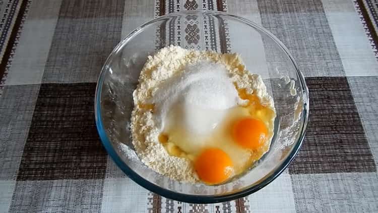 إضافة البيض لجعل الكعك العسل