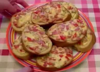 O mini pizza pe un paine cu o umplutură suculentă - o gustare delicioasă în 10 minute