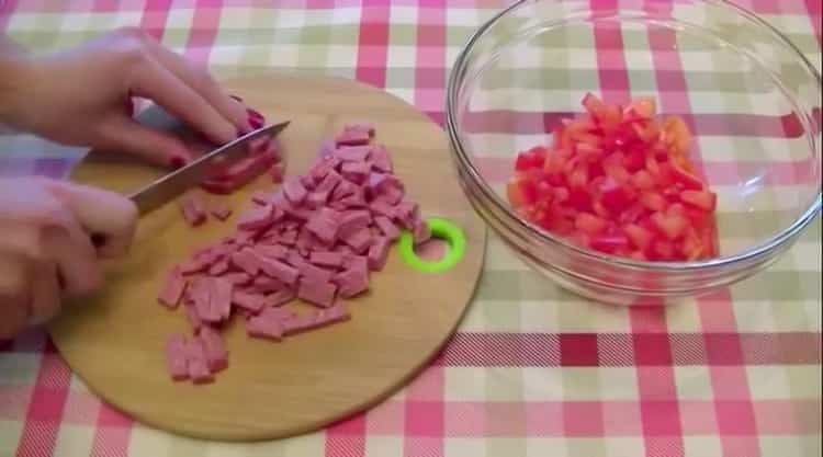 Pour faire une mini pizza sur un pain, coupez le saucisson