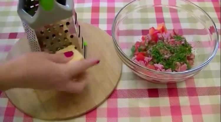 Pour faire une mini pizza sur un pain, hachez le fromage