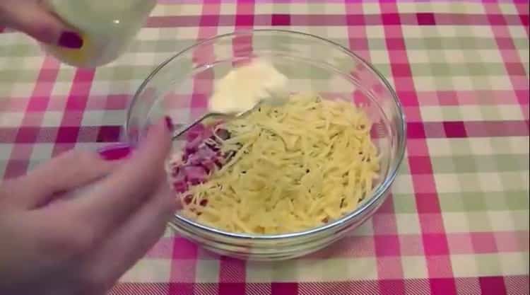 Pour faire une mini pizza sur un pain, ajoutez de la mayonnaise