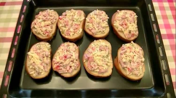 Préchauffer le four pour faire une mini pizza sur un pain