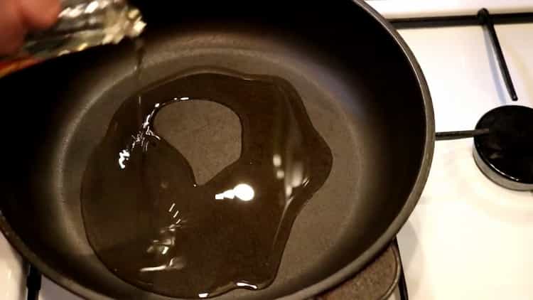 De acuerdo con la receta para hacer leche con salmón pescado. precalentar la sartén