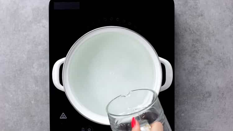 Pakuluan ang tubig upang makagawa ng inumin ng prutas