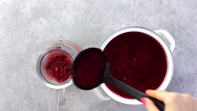 Pilitin ang mga sangkap para sa inumin ng prutas