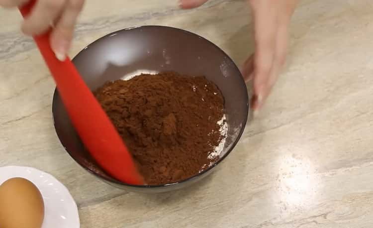 Para hacer galletas de mármol, prepare los ingredientes.