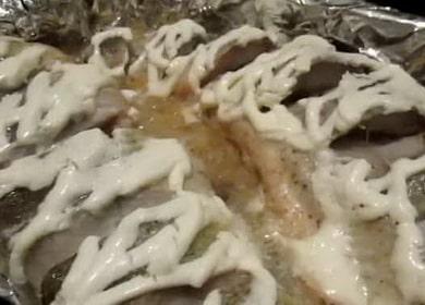 Navaga no forno de acordo com uma receita passo a passo com uma foto