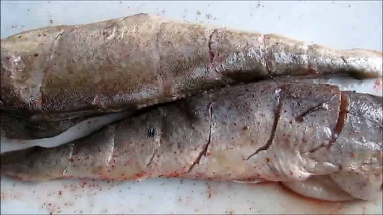 Para sa pagluluto ng novagi sa oven. grasa ang isda