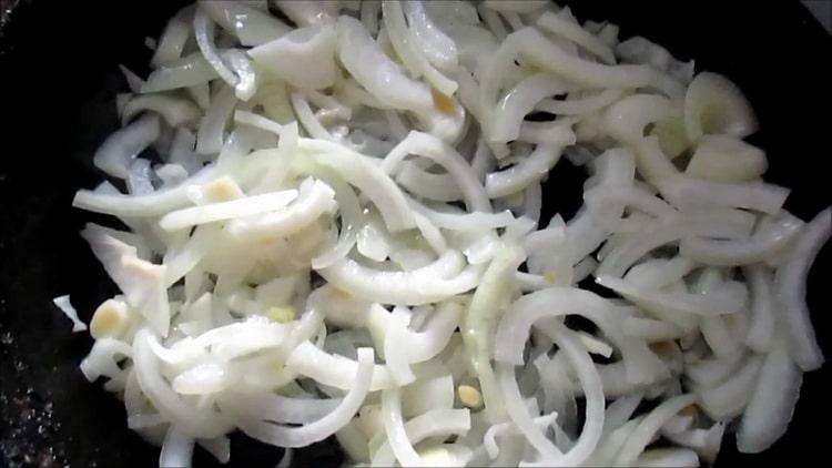 Para sa pagluluto ng novagi sa oven. magprito ng mga sibuyas