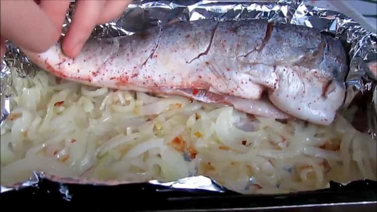 Para sa pagluluto ng novagi sa oven. ilagay ang sibuyas ng isda
