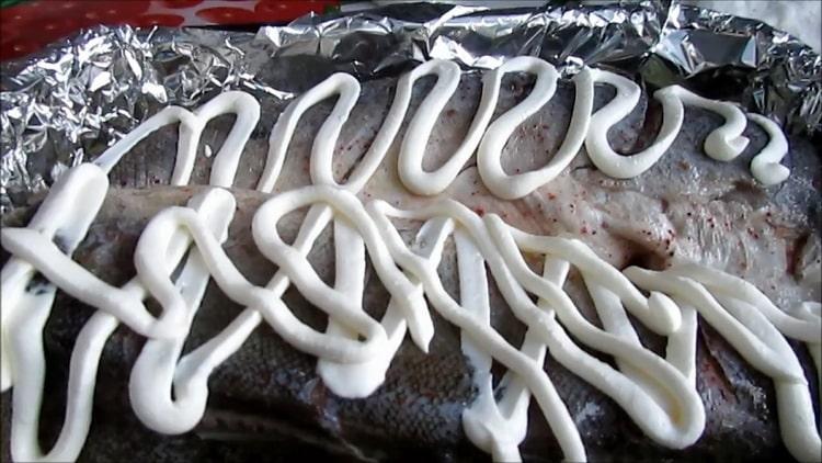 Ang Oven na sausage recipe na inihurnong sa foil sa oven