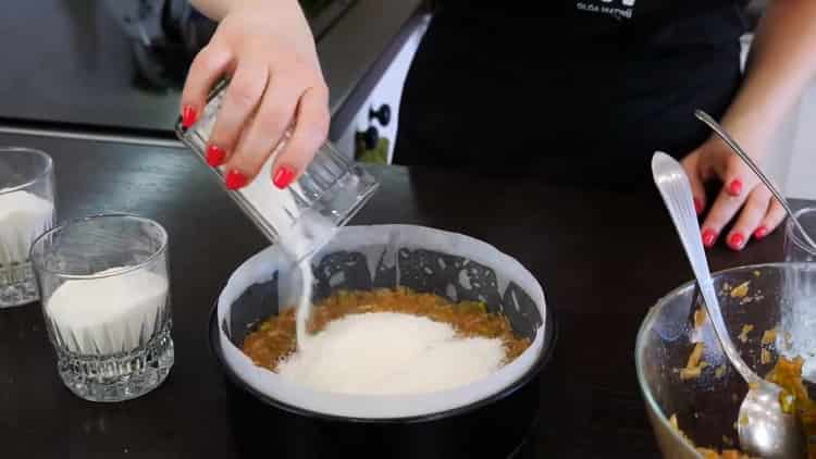 Puneți ingredientele în straturi pentru a face plăcintă cu mere în vrac