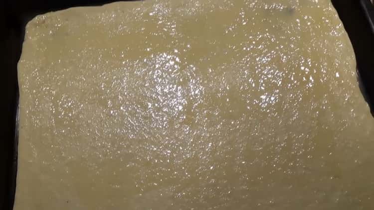 Para hacer los ingredientes de la pizza, extienda la masa