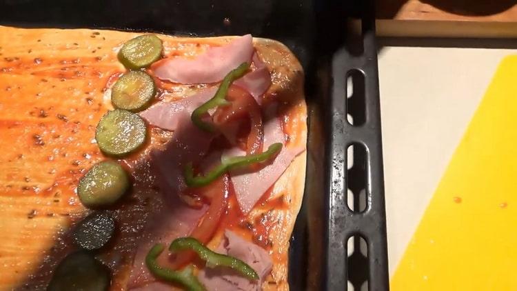 Para hacer los ingredientes de la pizza, pique el pimiento