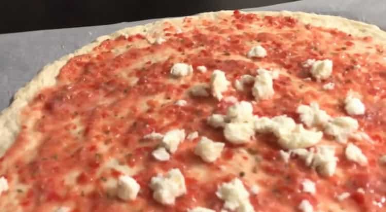 Napoliten pizzayı yapmak için, peyniri hamurun üzerine koyun.