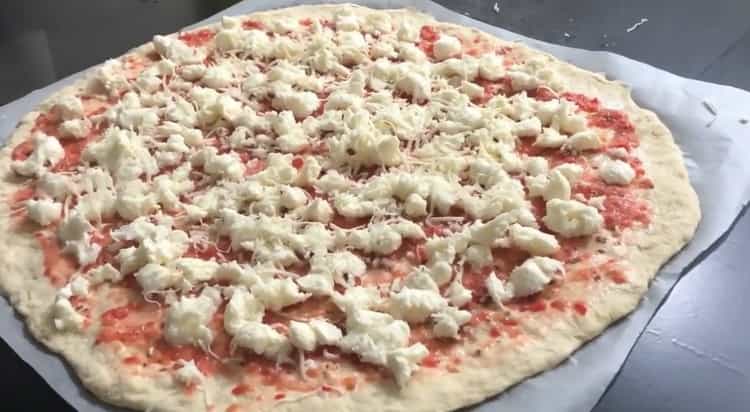 Napoliten pizza yapmak, yemek pişirmek için malzemeyi hazırlamak