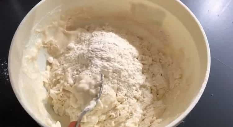 Napoliten pizza yapmak için malzemeleri hazırlayın.