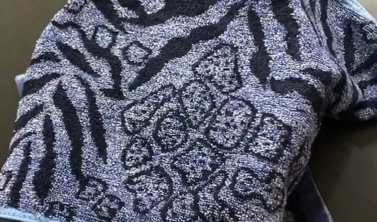 Napoliten pizza yapmak için hamur için malzemeleri hazırlayın.