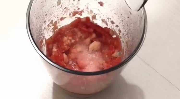 Napoliten pizza yapmak için sos için malzemeleri hazırlayın.