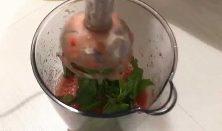 Napoliten pizza yapmak için sos için malzemeleri karıştırın.