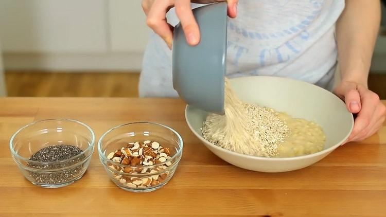 Combinați ingredientele pentru a face un cookie.