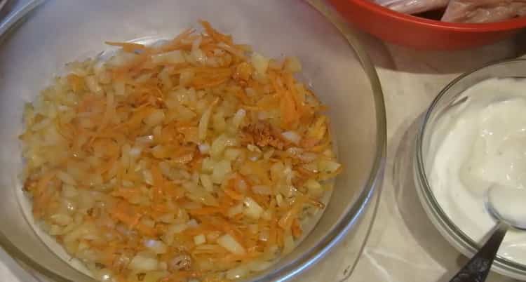 Segons la recepta per fer potes de conill, fregiu les cebes