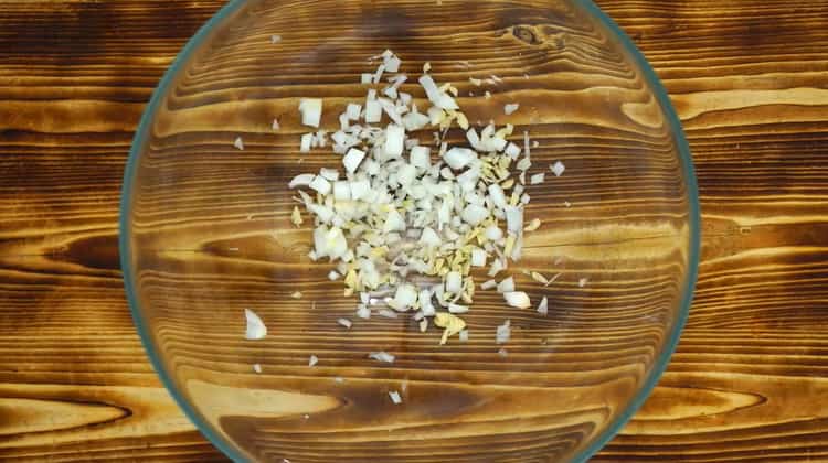 Para a preparação de costeletas de legumes, pique a cebola