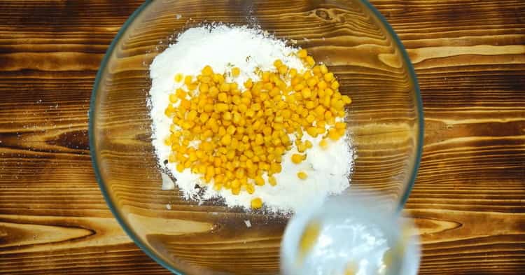 Para cozinhar costeletas de legumes, abra o milho