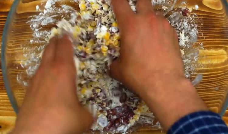 Para a preparação de costeletas de legumes, mexa a carne picada