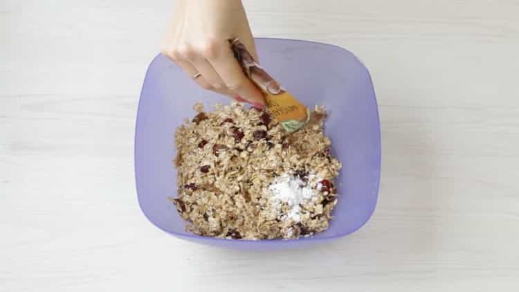 За да направите бисквитки с овесени ядки с банан, смесете съставките