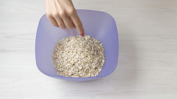 За да направите бисквитки с овесени ядки с банан, добавете сол