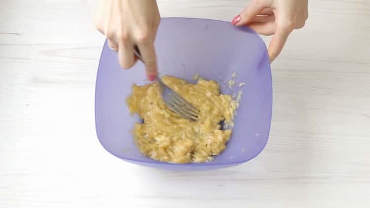 За да направите бисквитки с овесени ядки с банан, омесете банан