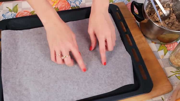 لتحضير ملفات تعريف الارتباط من دقيق الشوفان مع التفاح ، قم بإعداد شهادة جامعية