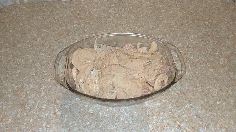 За да приготвите морски червен костур във фурната, напълнете с рибен сос