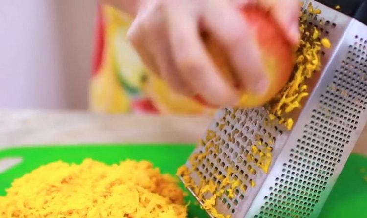 Pentru a face clătite de dovleac, prăjiți un măr