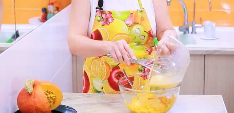 Pentru a amesteca clătitele de dovleac, amestecați ingredientele.