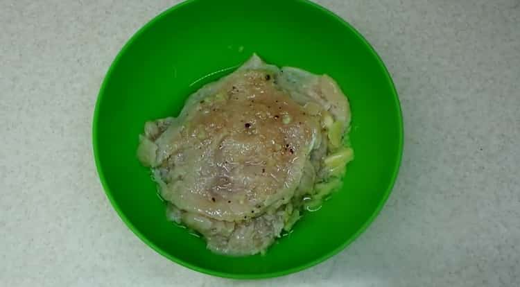 Chcete-li vařit kuřecí prsa kotleta, marinujte maso