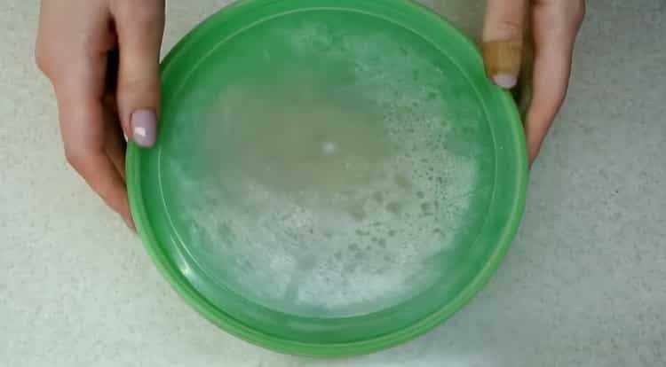 Chcete-li vyrobit kuřecí prsa, nakrájejte na marinádu