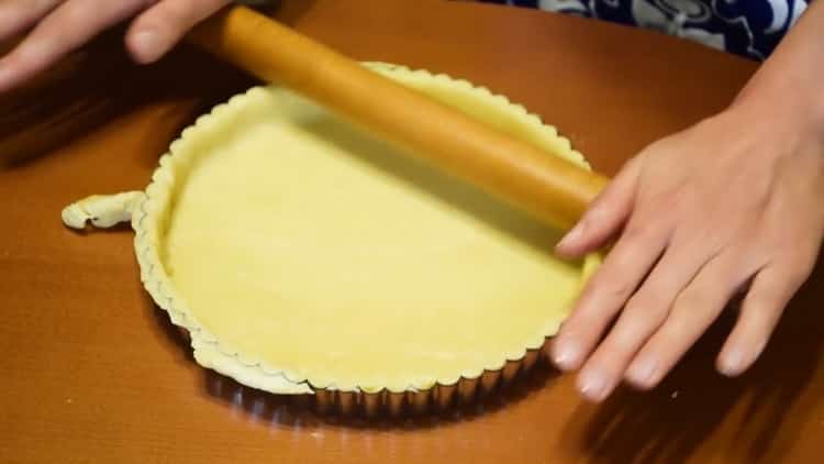 Para preparar uma torta aberta, prepare um molde
