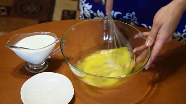 Bata os ovos para fazer uma torta aberta.