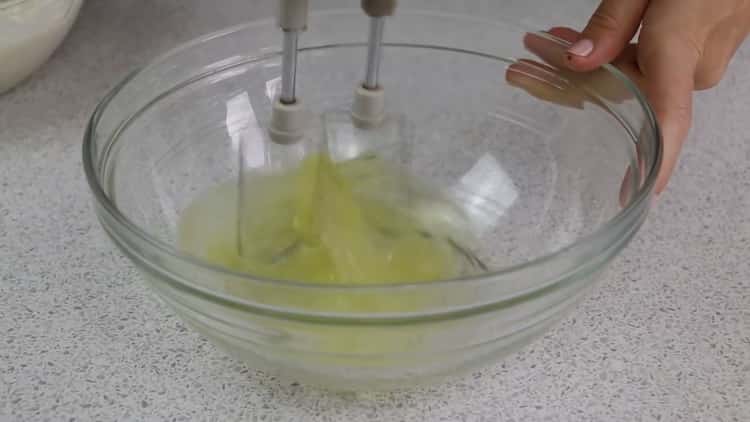 להכנת פשטידה פתוחה עם גבינת קוטג ', מקציפים את החלבון