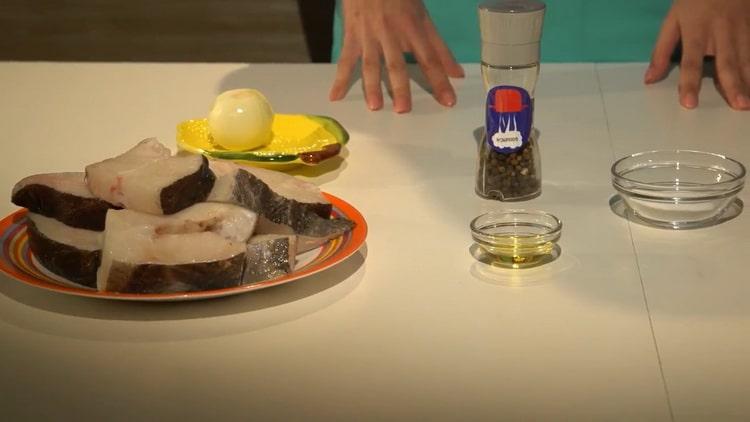 Para preparar el fletán en el horno, corte todos los ingredientes.