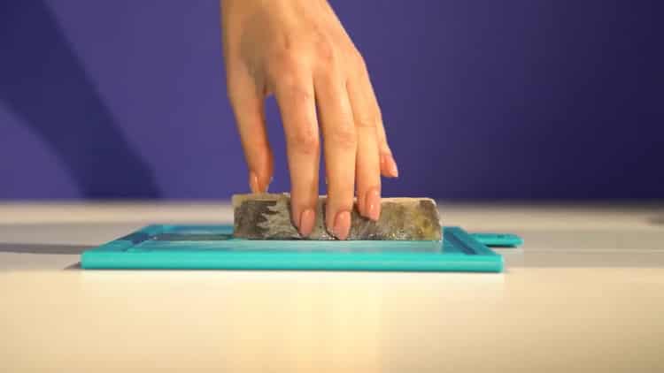 Para preparar el halibut en el horno, prepare las especias.