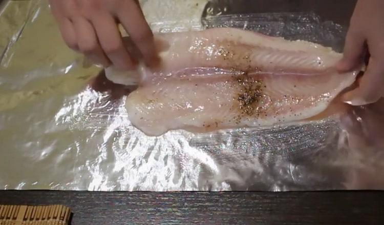 Pour préparer le pangasius au four, préparez les épices